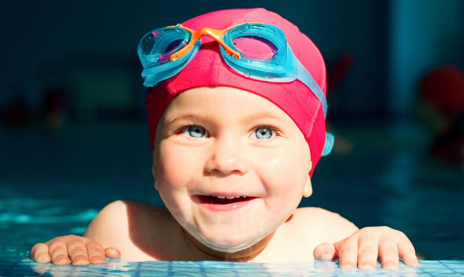 Chuẩn bị đầy đủ trang bị bảo hộ cho bé khi bơi